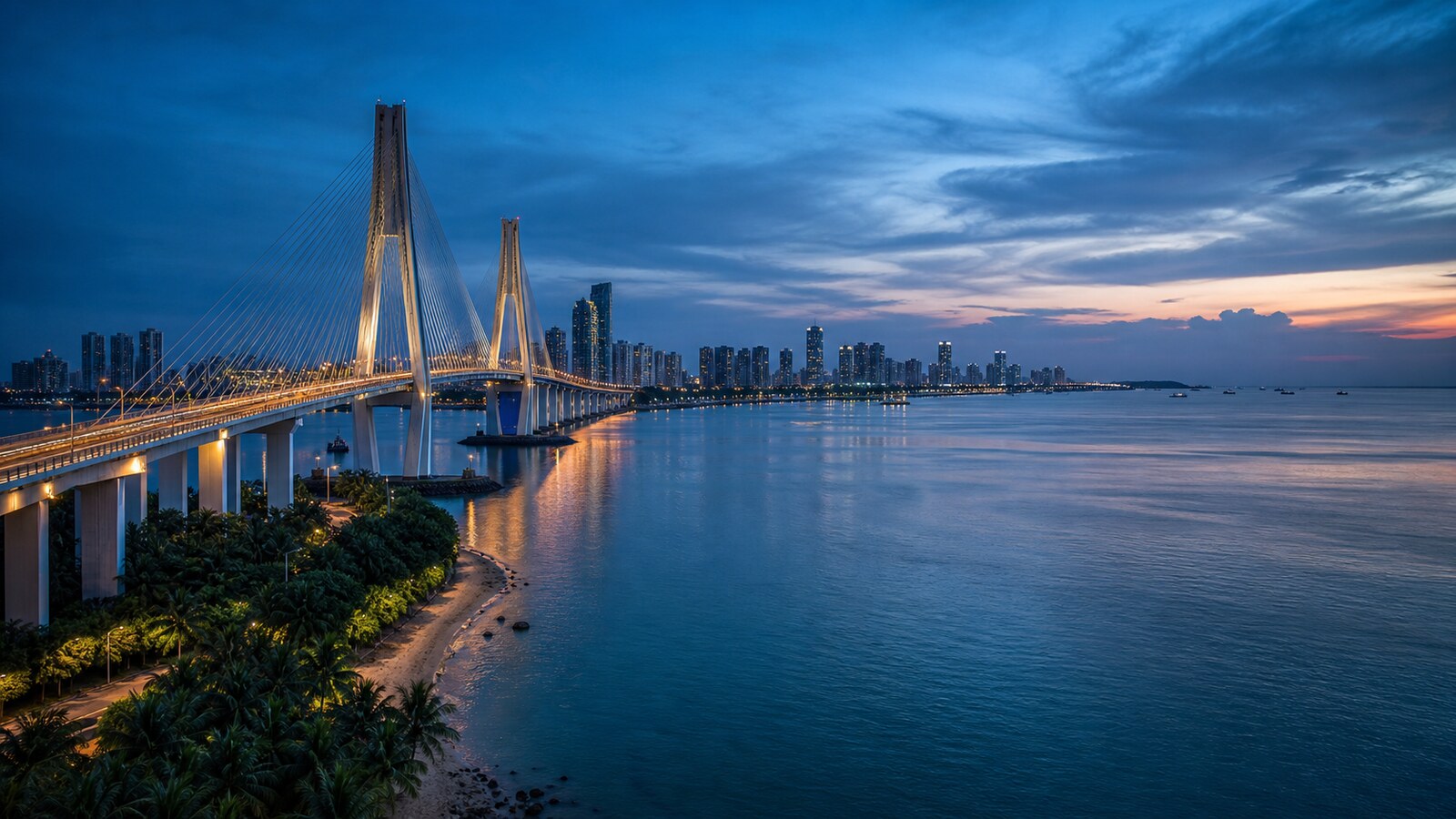 海口滨海天际线与世纪大桥蓝金城市景观