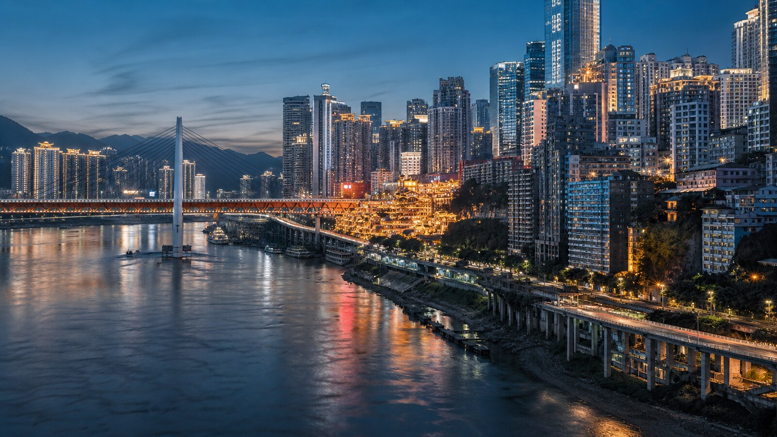 重庆渝中半岛山城层叠天际线与长江夜景