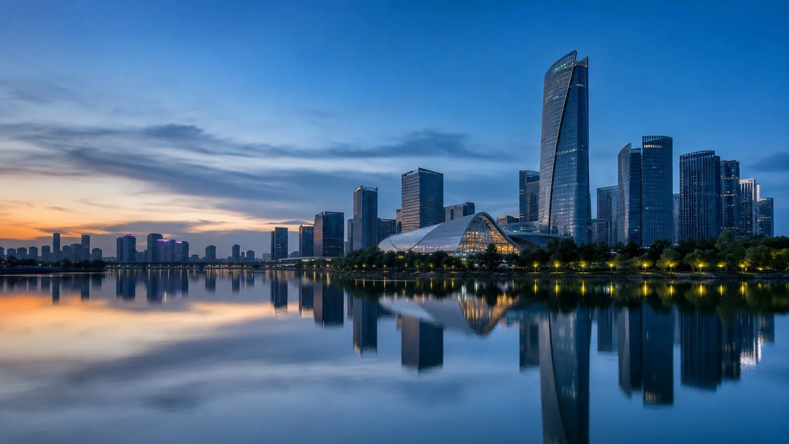 合肥天鹅湖水岸与现代城市天际线蓝金景观