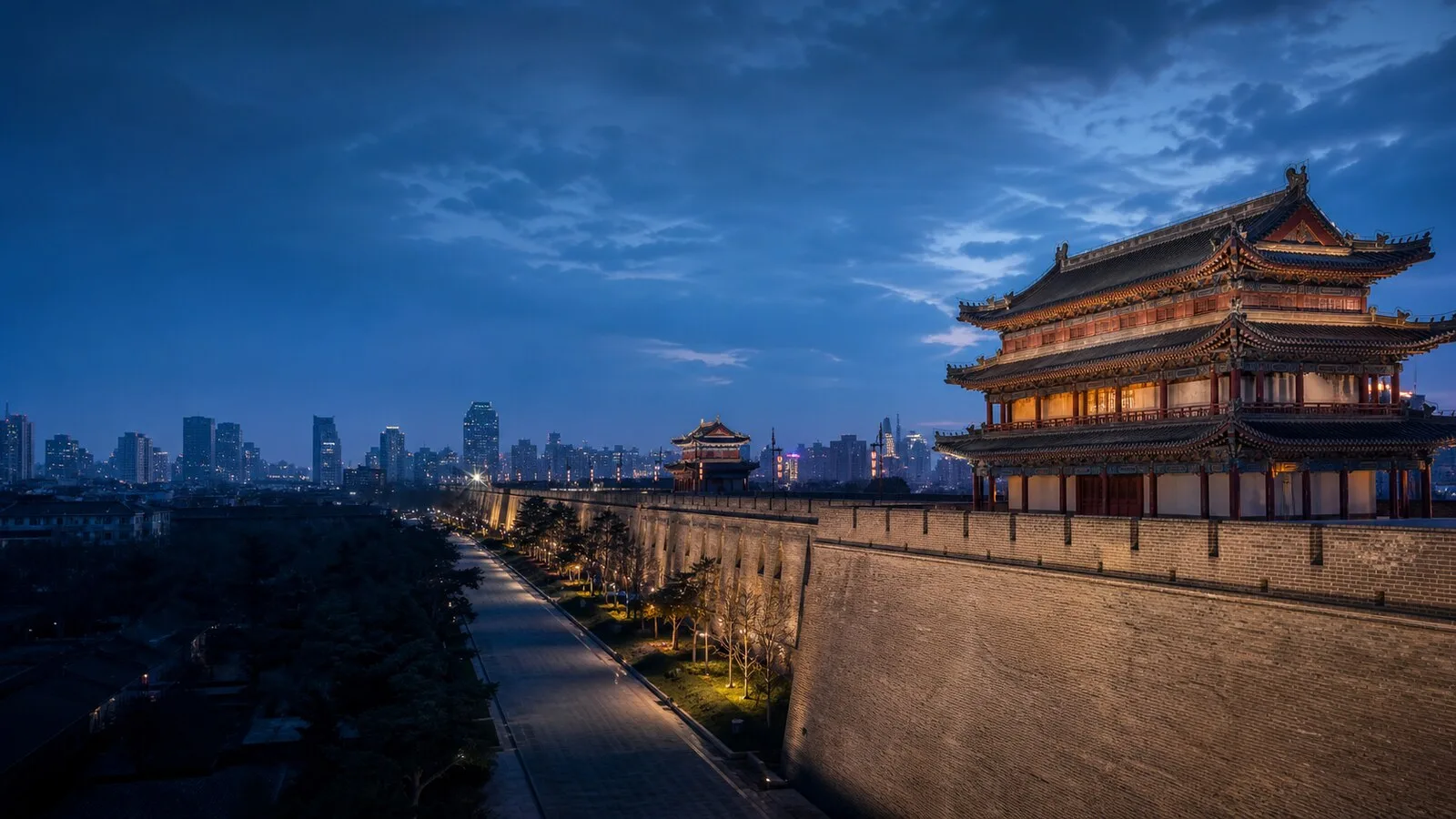 西安城墙城楼与现代城市天际线蓝调景观