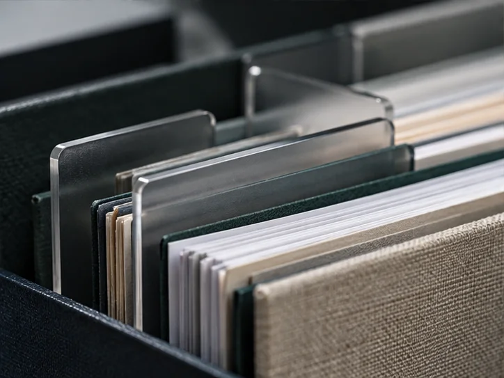 透明档案隔板、整理好的凭证边缘与细窄反光，突出记录清楚可查