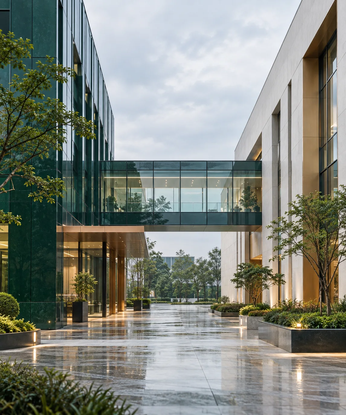 两翼不同材质的建筑通过通透廊桥相连，体量真实克制，以空间关系表达调整与协同