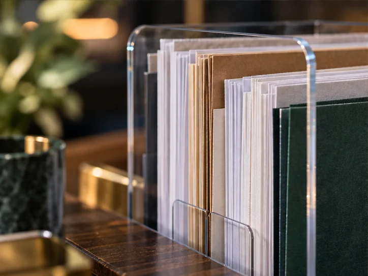 透明档案隔板、整理好的凭证边缘与细窄反光，突出记录清楚可查